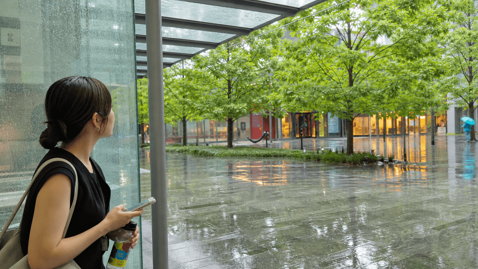 【2026年最新版】急な雨で傘がない!困った時の賢い対処法5選とゼロ円で乗り切る秘策