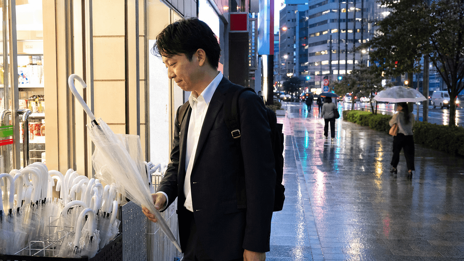 「コンビニ傘、今年4本目」帰宅時の突然の雨に一番効く備え