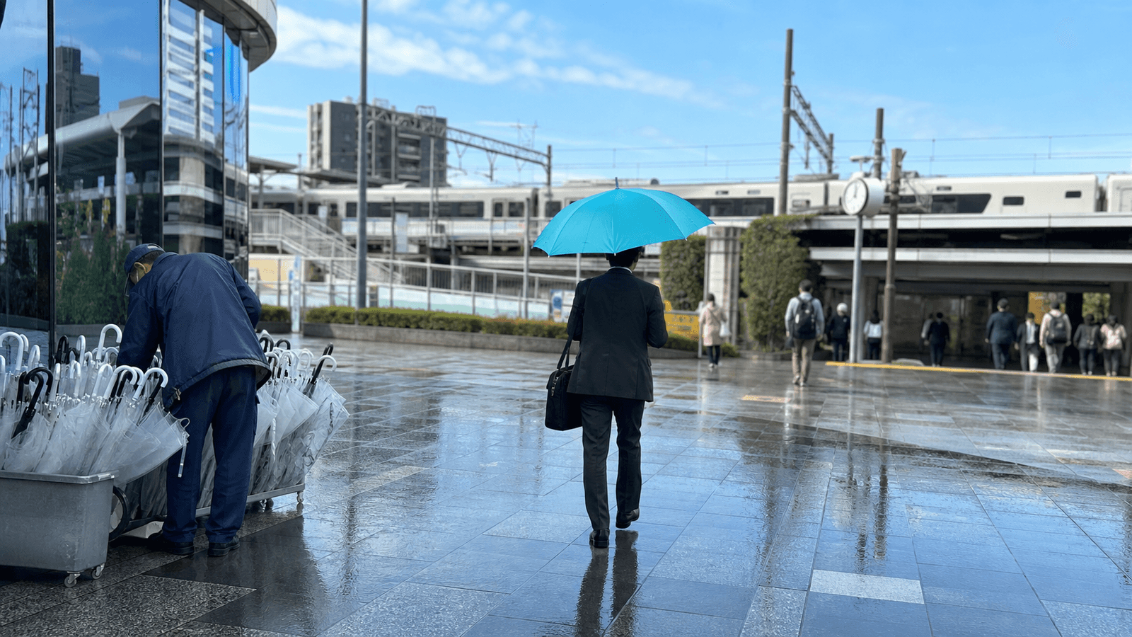 【2026年版】急な雨で傘がない!現代の賢い対処法5選と「使い捨て」からの脱却