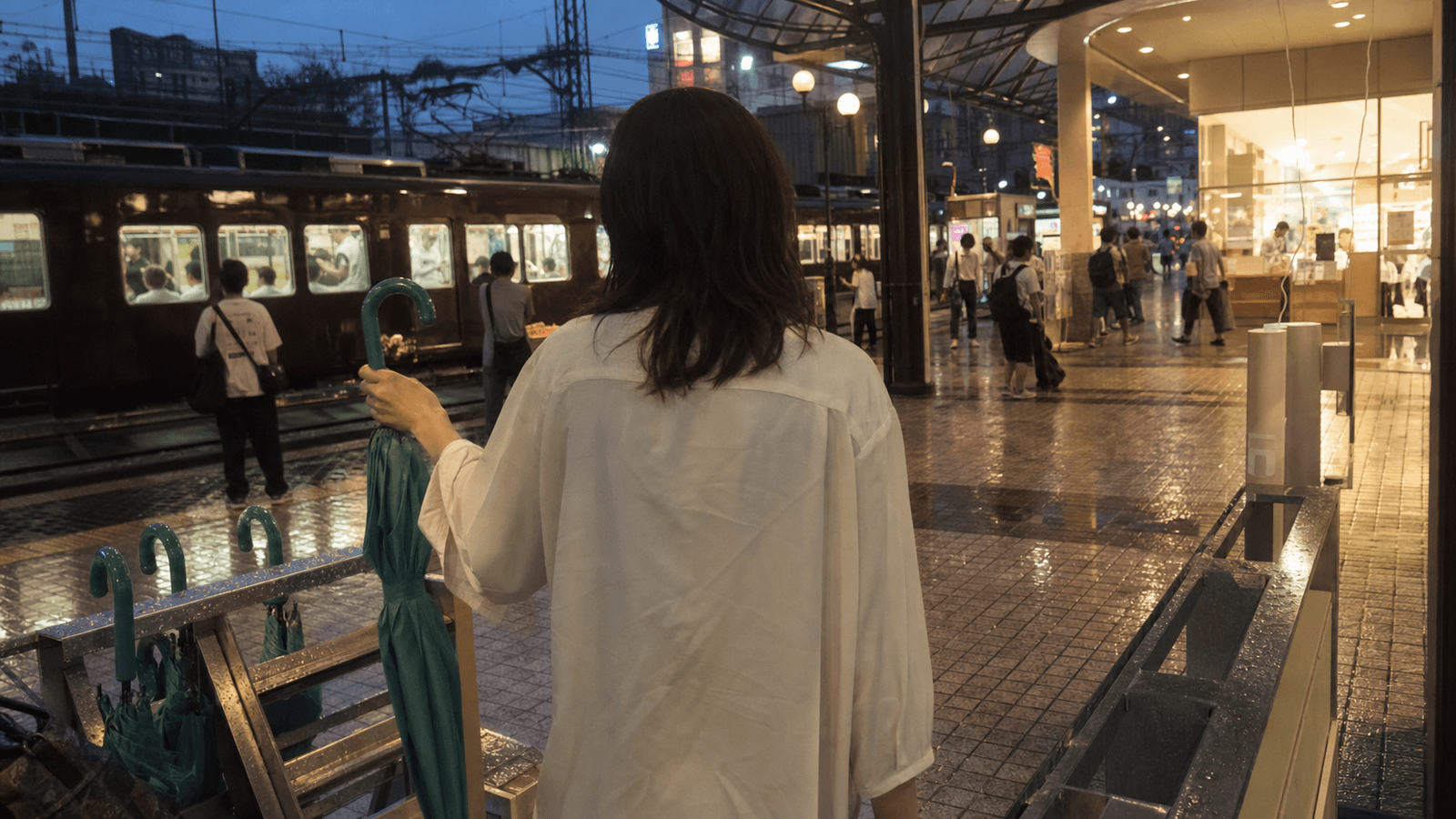 2026年最新!急な雨で傘がない時、コンビニに走る「逆張り」の私が選んだ意外な解決策とは