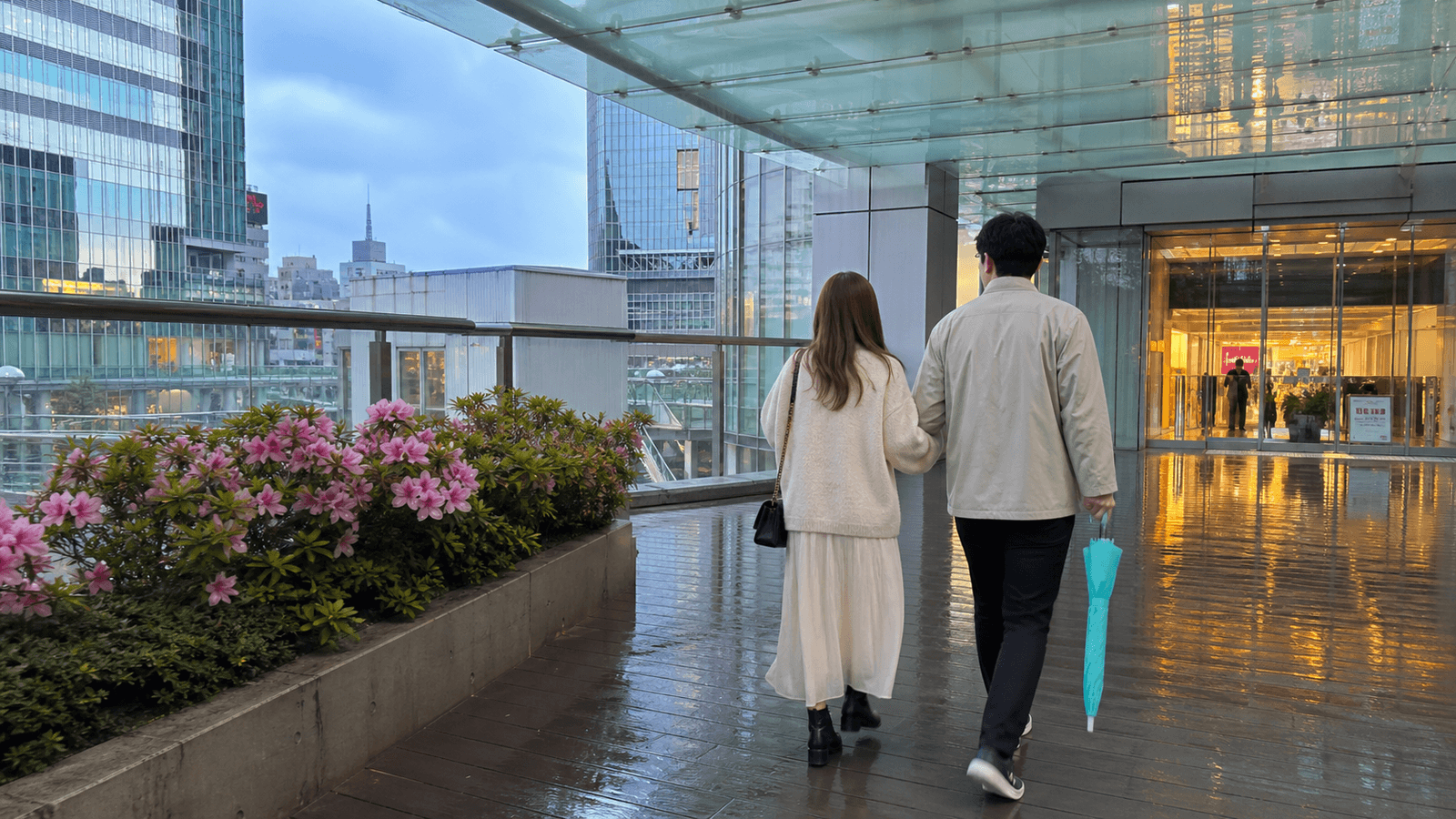【2026年春】東京の雨の日デートを120%楽しむ!おしゃれカップルの必須チェックリスト
