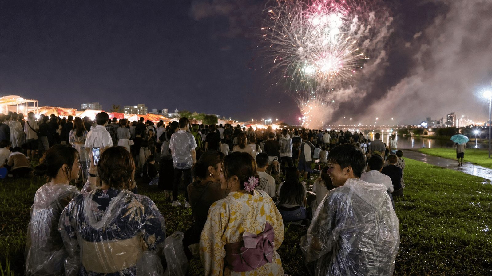 【2026年最新】花火大会の雨対策!急な雨でも安心の持ち物リストと5つの賢い準備術