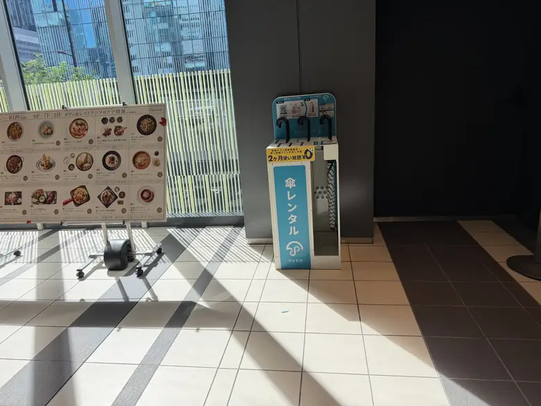 ヒカリエ①1階 南側エントランス+シャトルエレベーターホールの傘立て