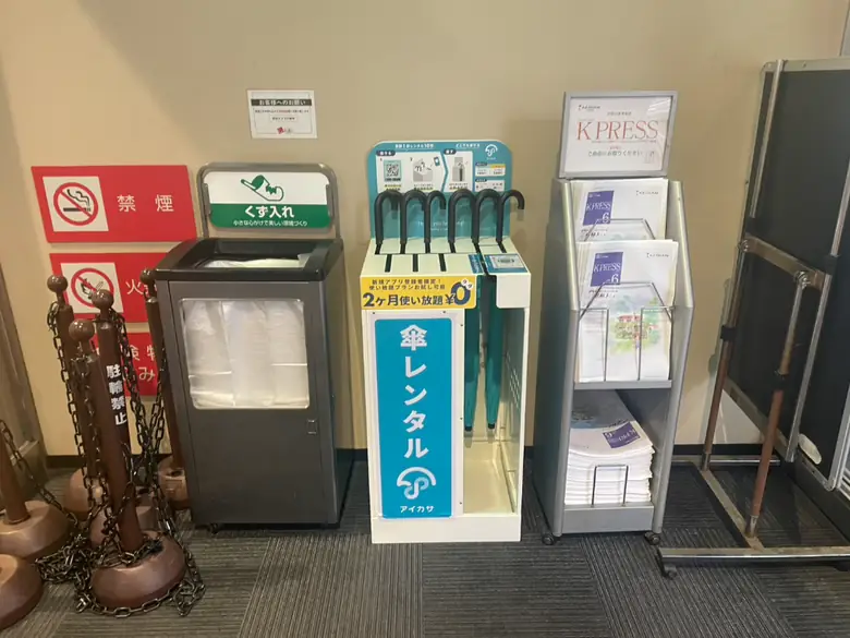 KiKi京橋 正面入口の傘立て