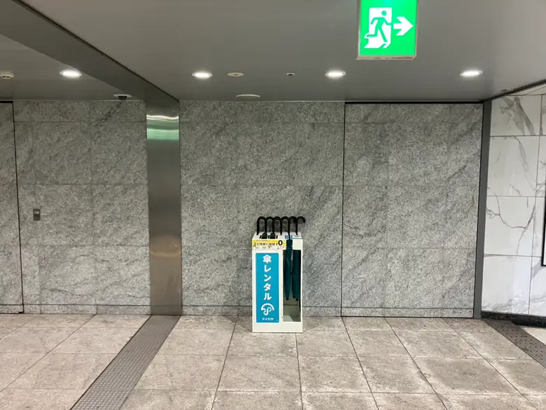 東京地下鉄 日比谷線 六本木駅 4b出口付近の傘立て