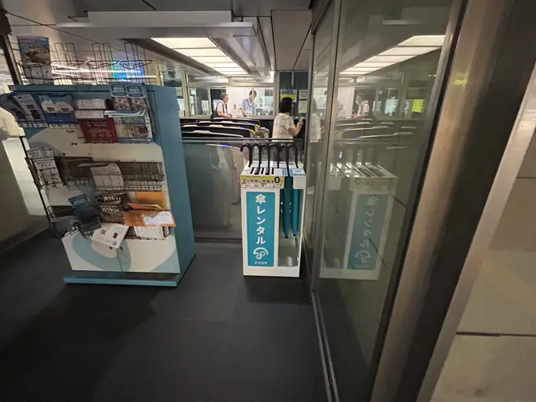 銀座線 京橋駅 銀座方面改札付近の傘立て